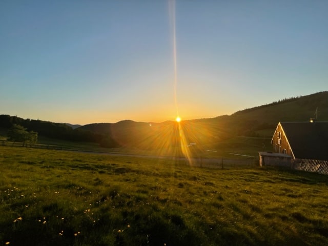 Couché de soleil Rouge Gazon